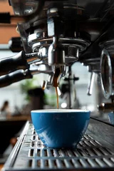Tableau sur aluminium  The coffee machine pours coffee into the cup.  © Игорь Соколов