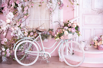 roze achtergrond. retro fiets met bloemen in de buurt van de veranda, drempel. romantische ansichtkaart