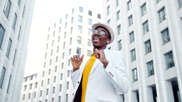 Inspired black actor dances and sings on city square