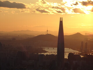 Fototapeta na wymiar Seoul Lotte World and Namsan seen at dusk