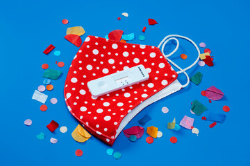 Obraz premium face mask, confetti and covid-19 rapid test