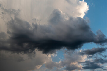 Eine dunkle Gewitterwolke kommt heran
