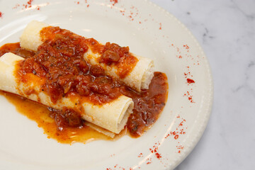 canelones con salsa de tomate