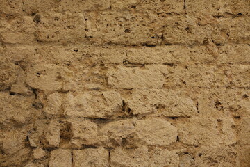 Mur de vieilles pierres jaunes