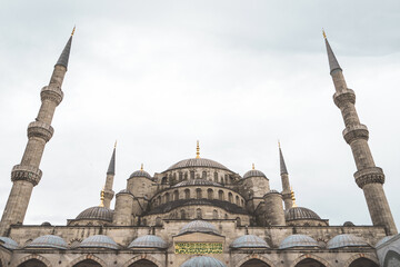 Fototapeta na wymiar Blue mosque in istanbul close up. Sultanahmet Mosque in gloomy weather. The main entrance to the Blue Mosque in Sultanahmet Square.