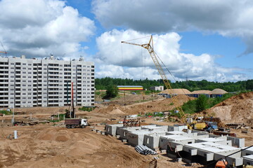 Fototapeta na wymiar a crane on a construction site and a new house
