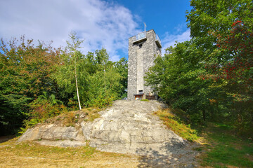 Fototapeta na wymiar Aussichtsturm auf dem Breiteberg im Zittauer Gebirge - Lookout tower on the mountain Breiteberg in the Zittau Mountains