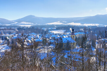 die Stadt Großschönau im Winter, Sachsen in Deutschland - the town Grossschoenau in winter with...