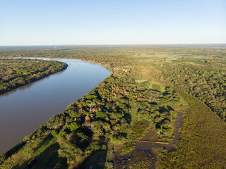 Rio Cuiabá, também chamado de São Lourenço neste trecho. Faz divisa com Mato Grosso e Mato Grosso do Sul  e é um dos rios que drena o Pantanal. Brasil. 