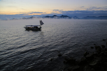 Obraz premium 瀬戸内海国立公園筆影山の海霧 広島県三原市須波沖