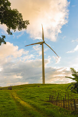 Hermoso paisaje de torres e&oacute;licas en un atardecer en Tilar&aacute;n Costa Rica