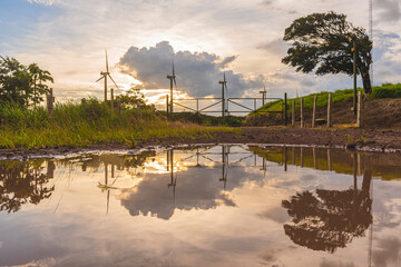 Fototapeta na wymiar Hermoso paisaje de torres eólicas en un atardecer en Tilarán Costa Rica