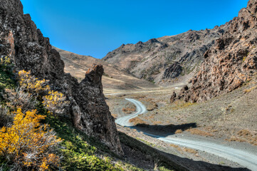 Straße durch eine felswüste in der Mongolei