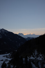 Wundervoller Ausblick am Landwasserviadukt im Kanton Graubünden in der Schweiz bei einem tollen Sonnenaufgang.