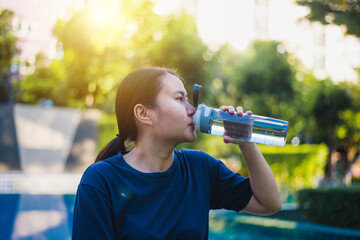 Obraz na płótnie Canvas Female Athlete Drinking Water During Outdoor