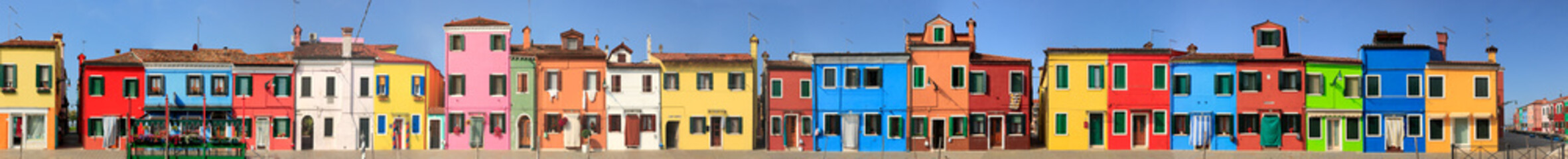 Fototapeta na wymiar Panoram der bunten Häuser auf Burano, Venedig, Italien