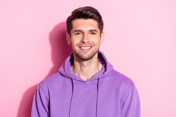 Photo portrait cheerful man in violet hoody smiling isolated pastel pink color background