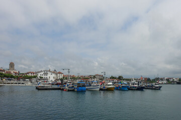 Fototapeta na wymiar Le port de Saint Jean de Luz et ses bateaux de pêche, au pays basque