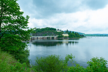Obraz premium The Burgkhammer Dam, an integral part of the Saale Cascade, is known for its picturesque location and historical significance. Built between 1930 and 1932