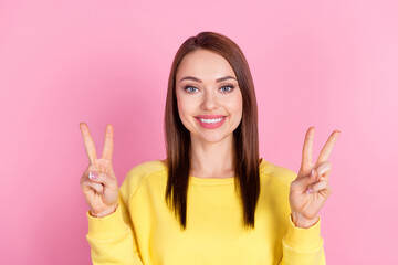 Photo portrait girl smiling showing v-sign gesture smiling toothy isolated pastel pink color background