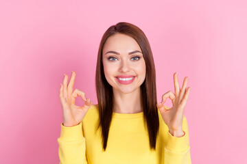 Photo portrait girl showing okay sign smiling wearing casual clothes isolated pastel pink color background