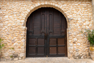 Fototapeta na wymiar old wooden door in town