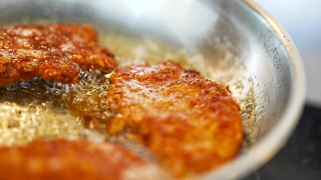 Fleisch Filet wird in der hei&szlig;en Pfanne paniert // 4K 120 FPS 10 Bit 4:2:2
