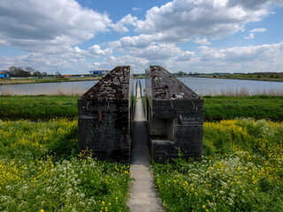 Doorgezaagde bunker uit 1940, een object bij het project Molenkade in Zijderveld gemeente...
