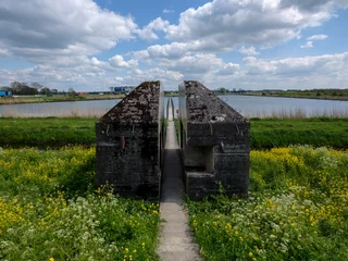 Foto auf Leinwand Doorgezaagde bunker uit 1940, een object bij het project Molenkade in Zijderveld gemeente Vijfheerenlanden © Holland-PhotostockNL