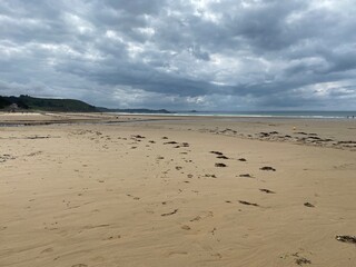 plage d'erquy en bretagne , plage et côte bretonne