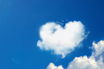 Naklejka na ściany i meble heart shaped cloud and bright blue sky