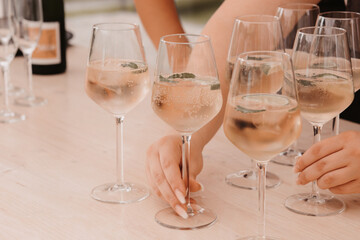 Essen trinken cocktails party wein hand gemeinsam mit freunden