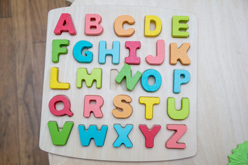 Vista superior de bloques de aprendizaje del alfabeto básico para niños sobre la mesa.