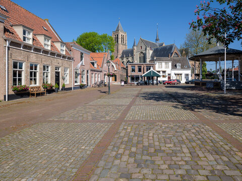 De Markt in Tholen, Zeeland op de achtergrond de  toren van de Grote of Onze Lieve Vrouwekerk