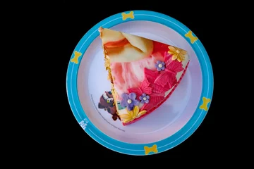 Foto op Plexiglas Taartstuk van een door Fernanda Hessels ontworpen en gebakken taart op een bordje van the secret life op pets © Holland-PhotostockNL