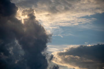 fondo de textura de un cielo con nubes blancas y negras.