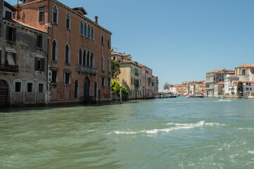 Schöne Gebäudefassade unmittelbar am Wasser von Venedig