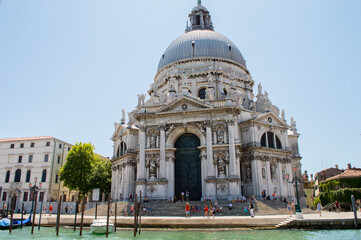 Alte Kathedrale in Venedig direkt am Wasser