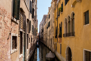 Obraz na płótnie Canvas Wunderschöner Kanal mit Booten in Venedig