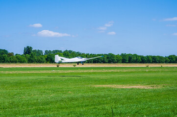 Einmotorige Propellermaschine beim Landeanflug auf Weseler Flugplatz