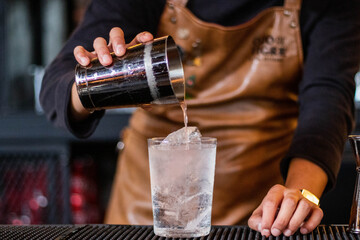 Preparación de bebida en bar