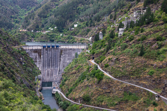 Presa y salto de agua del embalse de Salime en Asturias, Espa&ntilde;a