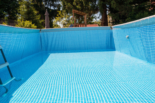 Leerer Pool vor der Bef&uuml;llung im Garten