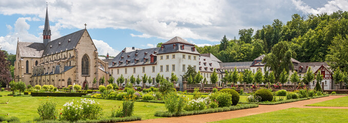 Panorama des Klosters Marienstatt und einem Teil des Klostergartens - 444113939