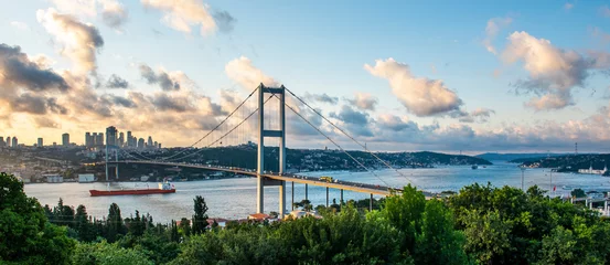 Schilderijen op glas ISTANBUL, TURKIJE. Panoramisch uitzicht over Istanbul Bosporus op zonsondergang. Istanbul Bosporus-brug (15 juli Martyrs Bridge. Turks: 15 Temmuz Sehitler Koprusu). Mooie bewolkte blauwe lucht. © resul