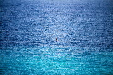 Homme en train de faire du paddle au milieu de la mer M&eacute;diterran&eacute;e 