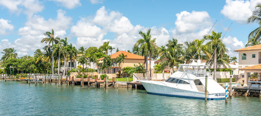 Naklejka premium Luxurious mansion in Miami Beach, florida, USA