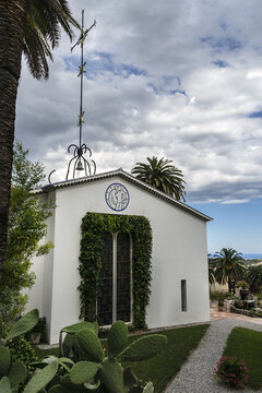 Oppervlakte Mand Tentakel Chapelle du Rosaire de Vence (Matisse Chapel or Vence Chapel) - small  Catholic chapel located in town of Vence, on French Riviera. It dedicated  to Dominican Order. Vence, Cote d'Azur region, France. Stock Photo | Adobe  Stock
