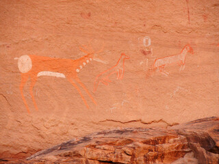 ancient anasazi pictographs in canyon de chelly national monument, in northern  arizona