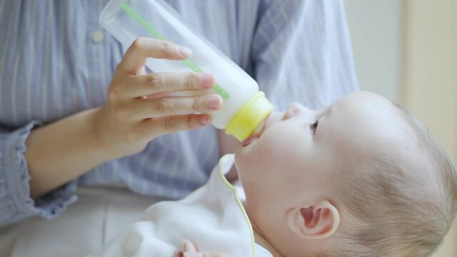 ミルク・授乳・家族・赤ちゃん・育児・子育て